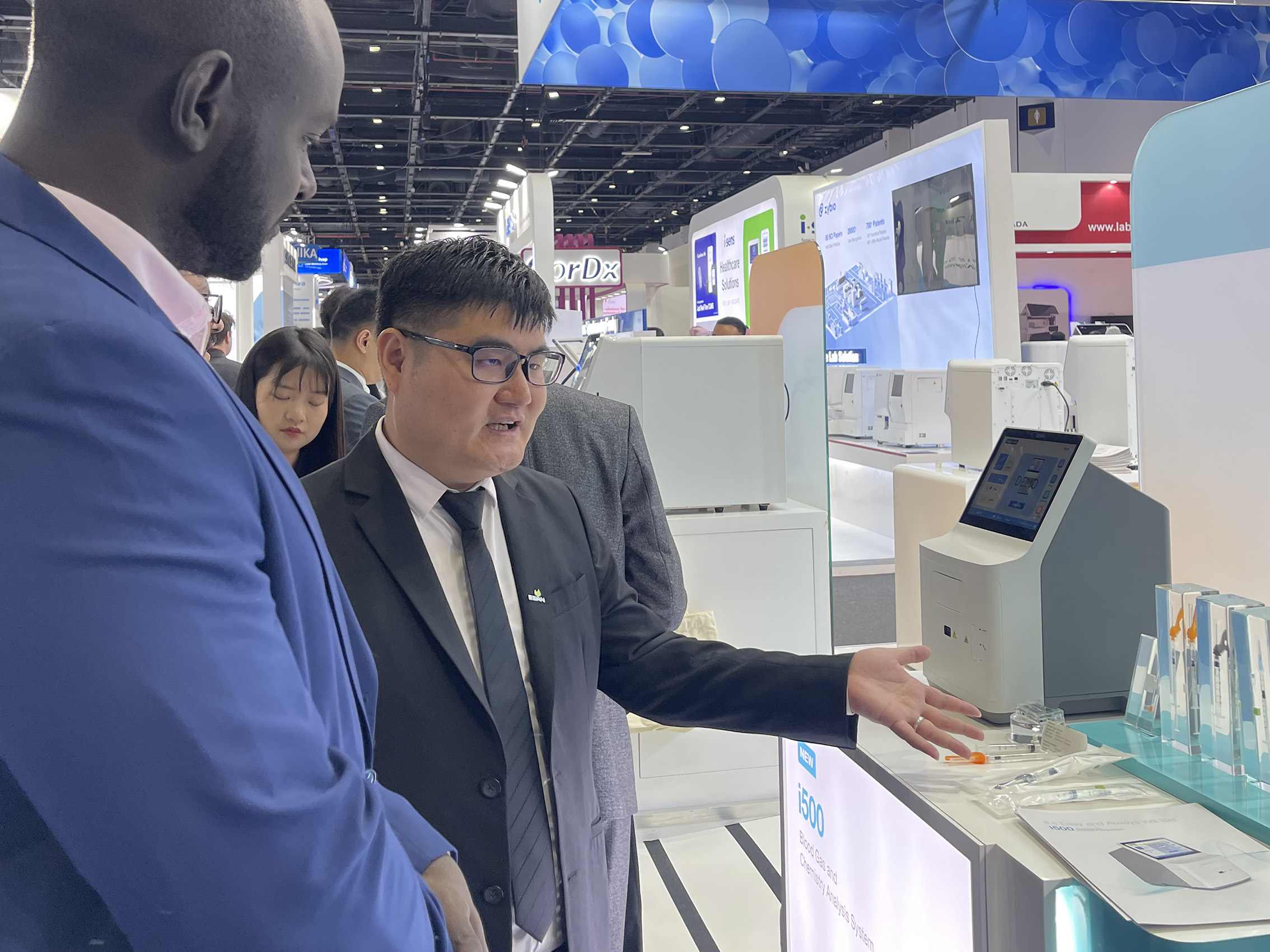 clients try i500 onsite @ medlab me.jpg